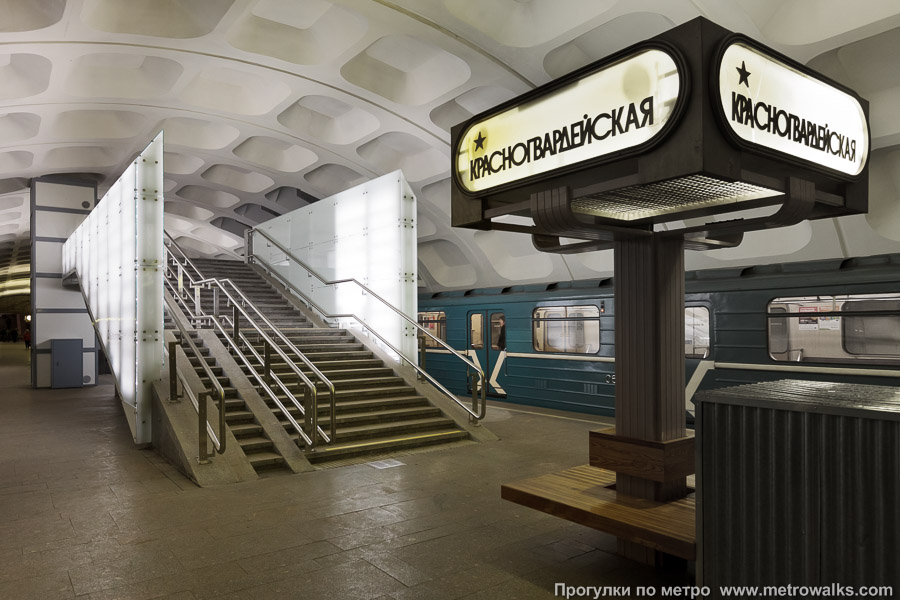 Станция Красногвардейская (Замоскворецкая линия, Москва). В центре зала — переход на станцию Зябликово Люблинско-Дмитровской линии.