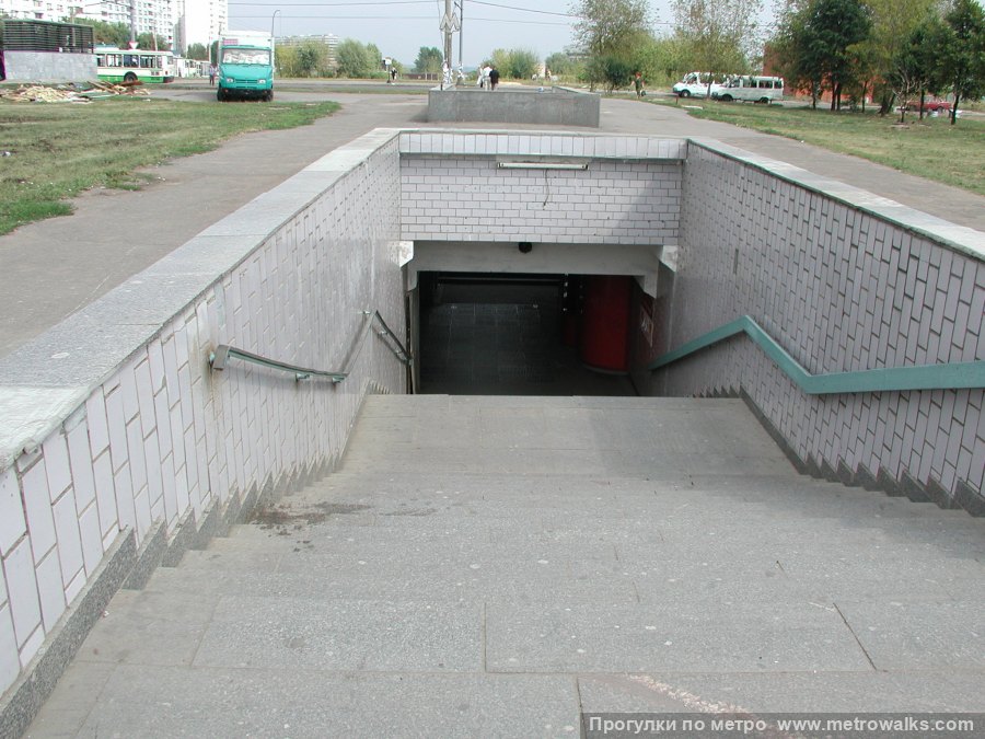 Станция Красногвардейская (Замоскворецкая линия, Москва). Вход на станцию осуществляется через подземный переход. Исторический снимок 2002 года.