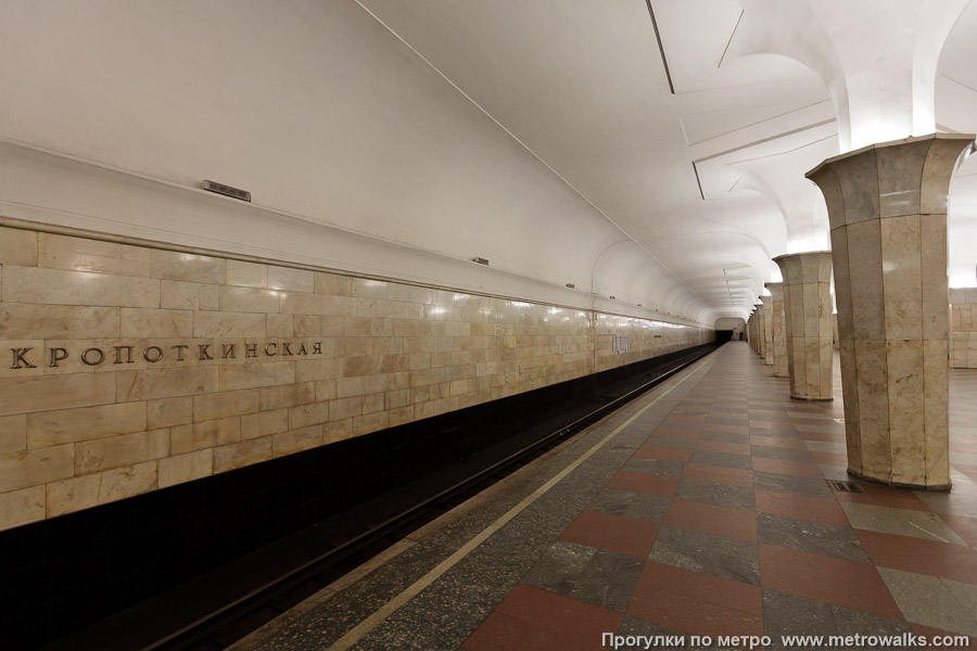 Станция Кропоткинская (Сокольническая линия, Москва). Боковой зал станции и посадочная платформа, общий вид.