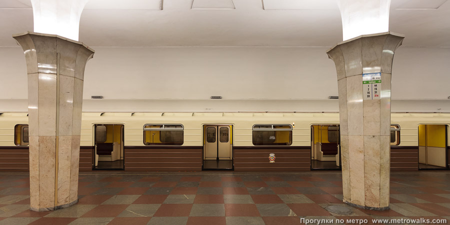 Станция Кропоткинская (Сокольническая линия, Москва). Поезд «Первый».