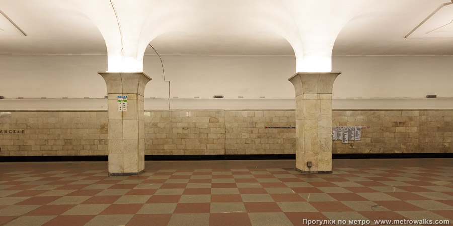Станция Кропоткинская (Сокольническая линия, Москва). Проход между центральным залом и посадочными платформами крупным планом. В центральной части станции две пары колонн имеют квадратное сечение, а не многоугольное.