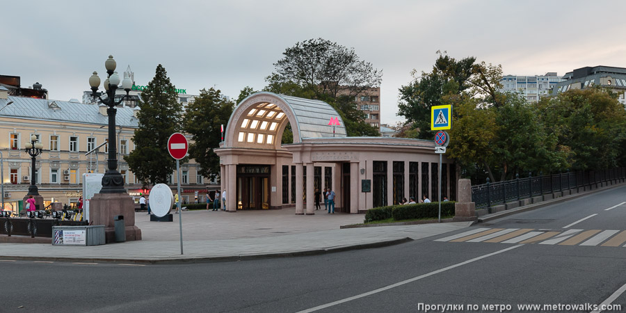 Станция Кропоткинская (Сокольническая линия, Москва). Общий вид окрестностей станции.