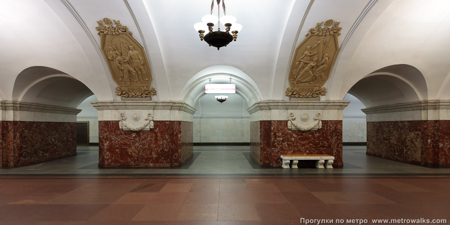 Станция Краснопресненская (Кольцевая линия, Москва). Поперечный вид, проходы между пилонами из центрального зала на платформу.