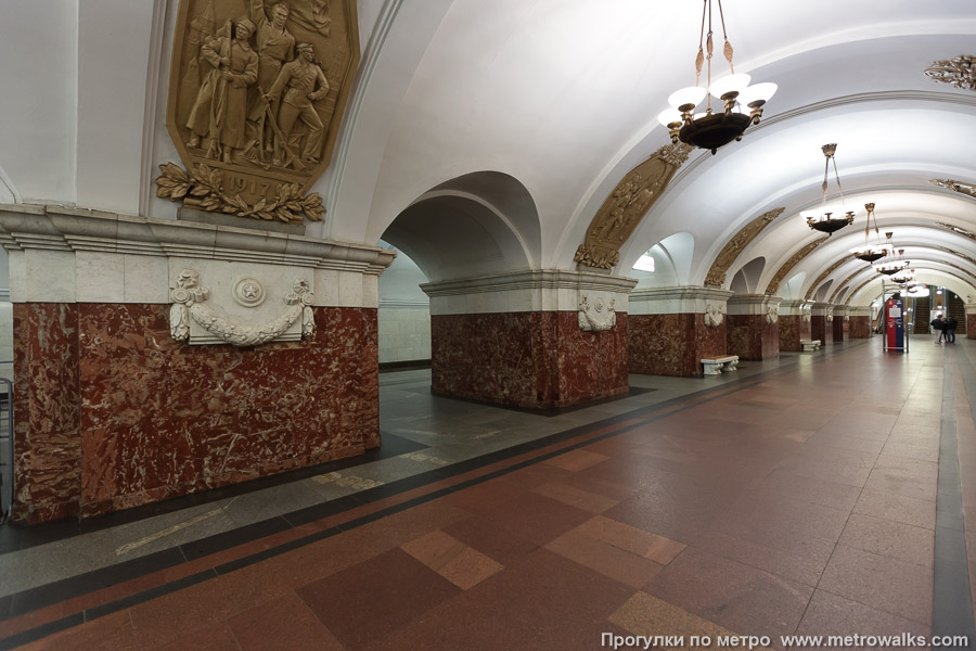 Станция Краснопресненская (Кольцевая линия, Москва). Вид по диагонали.