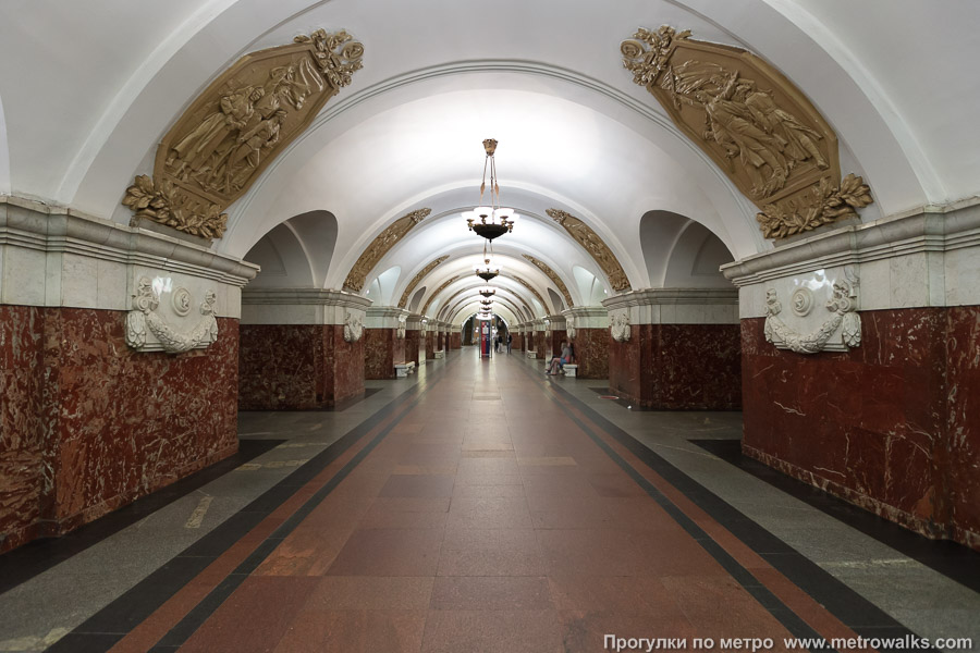 Станция Краснопресненская (Кольцевая линия, Москва). Продольный вид центрального зала.