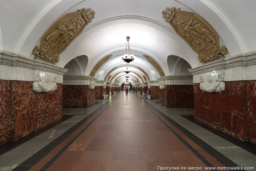 Станция Краснопресненская (Кольцевая линия, Москва). Продольный вид центрального зала.