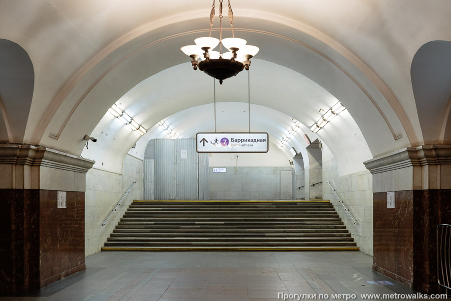 Станция Краснопресненская (Кольцевая линия, Москва). С противоположной стороны от выхода (в северном торце) — переход на станцию Баррикадную Таганско-Краснопресненской линии.