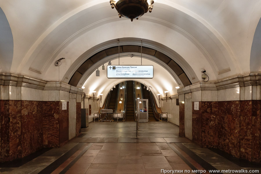 Станция Краснопресненская (Кольцевая линия, Москва). Выход в город, эскалаторы начинаются прямо с уровня платформы. В южном торце.