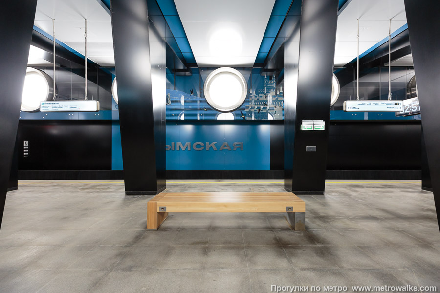 Станция Крымская (Троицкая линия, Москва). Поперечный вид, проходы между колоннами из центрального зала на платформу. В западной части станции.