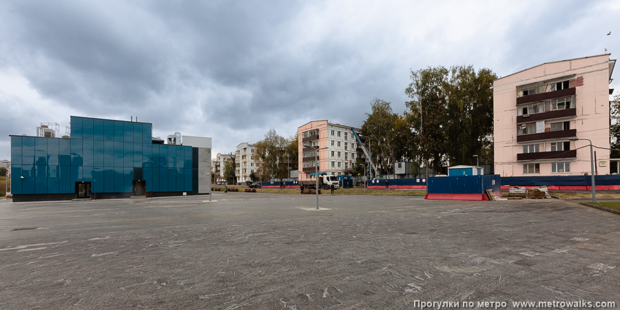 Станция Крымская (Троицкая линия, Москва). Общий вид окрестностей станции. Жилые дома стоят очень близко к станции метро, стройплощадка была даже между ними.