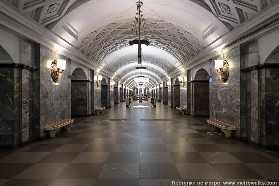 Станция Курская (Арбатско-Покровская линия, Москва). Продольный вид центрального зала.