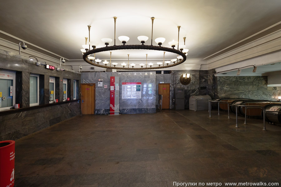 Станция Курская (Арбатско-Покровская линия, Москва). Внутри вестибюля станции, общий вид.