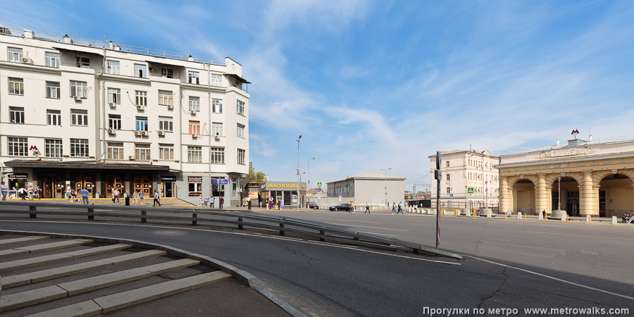 Станция Курская (Арбатско-Покровская линия, Москва). Общий вид окрестностей станции. Слева — вестибюль Курской-радиальной, справа — Курской-кольцевой (а Курский вокзал — справа сзади за границей кадра).