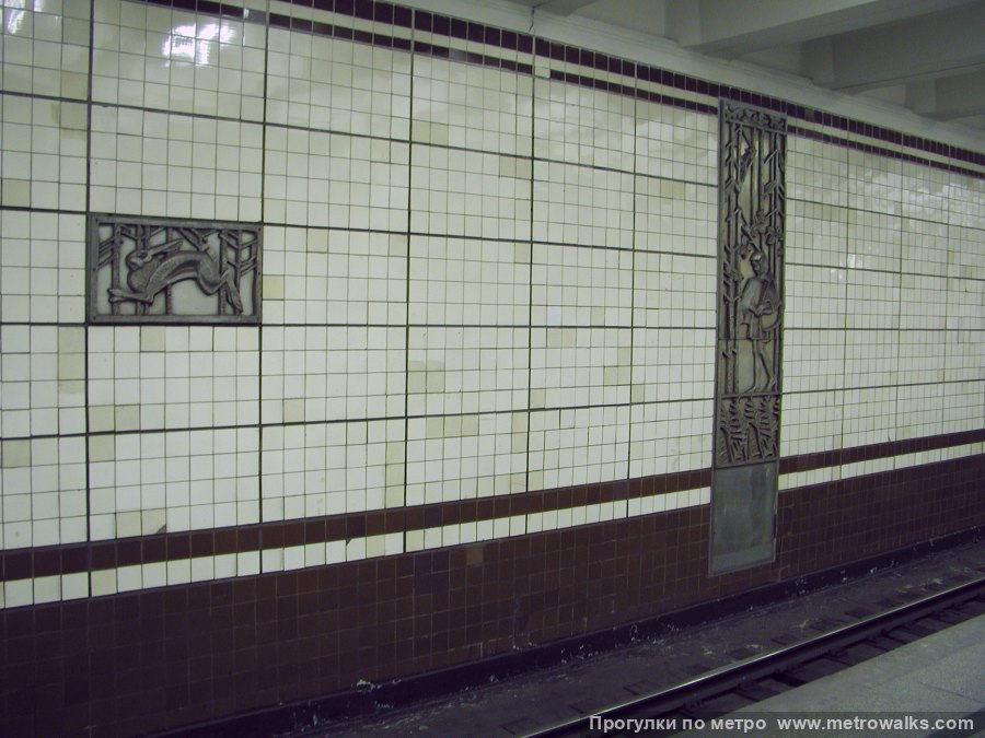 Станция Кузьминки (Таганско-Краснопресненская линия, Москва). Путевая стена. Историческое фото (2002), до замены керамической облицовки путевых стен.