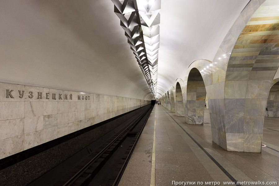 Станция Кузнецкий Мост (Таганско-Краснопресненская линия, Москва). Боковой зал станции и посадочная платформа, общий вид.