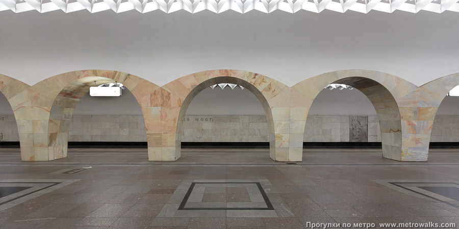 Станция Кузнецкий мост (Таганско-Краснопресненская линия, Москва). Поперечный вид, проходы между колоннами из центрального зала на платформу.