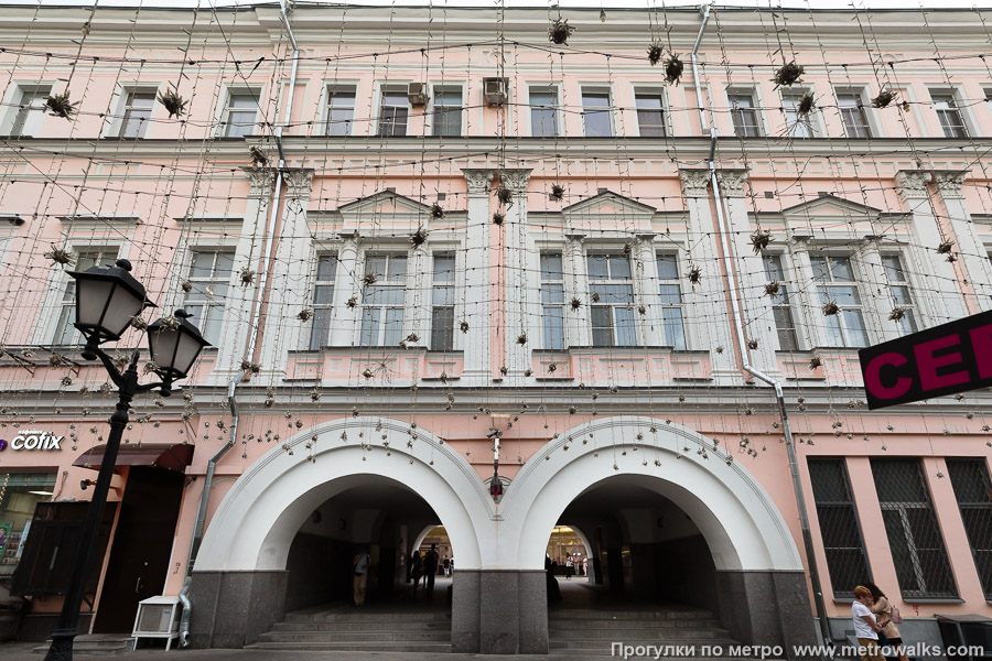 Станция Кузнецкий Мост (Таганско-Краснопресненская линия, Москва). Общий вид окрестностей станции. Улица Рождественка.