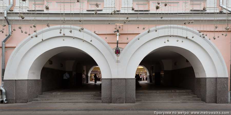 Станция Кузнецкий Мост (Таганско-Краснопресненская линия, Москва). Вестибюль станции находится в глубине двора, проход к нему обустроен через арку.
