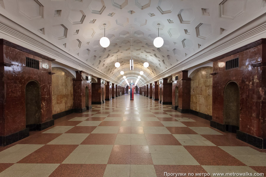 Станция Красные Ворота (Сокольническая линия, Москва). Продольный вид центрального зала.