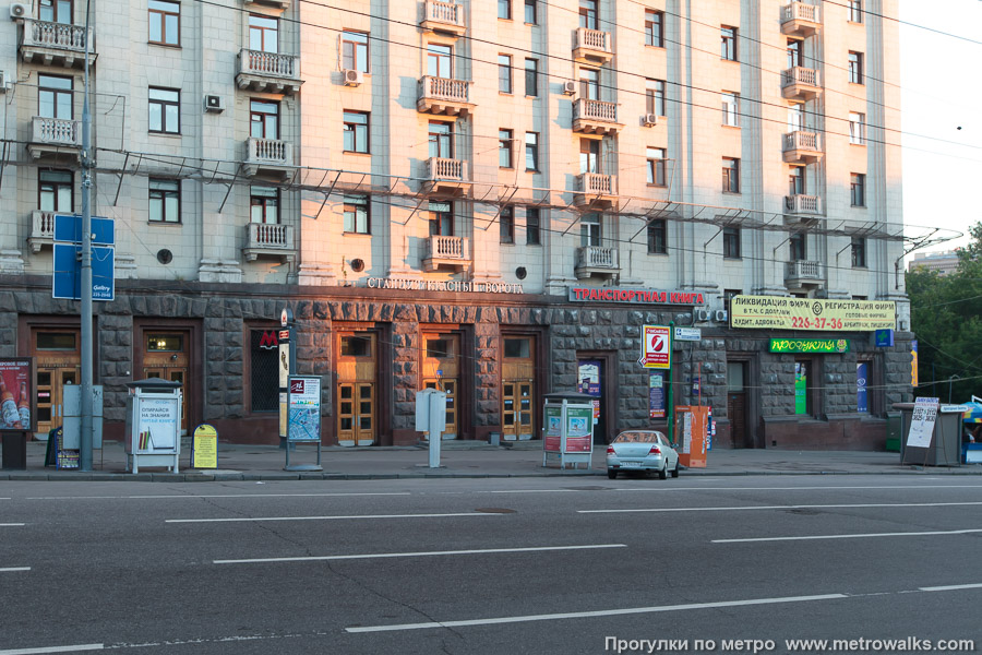 Станция Красные Ворота (Сокольническая линия, Москва). Наземный вестибюль станции встроен в здание. Второй вход.