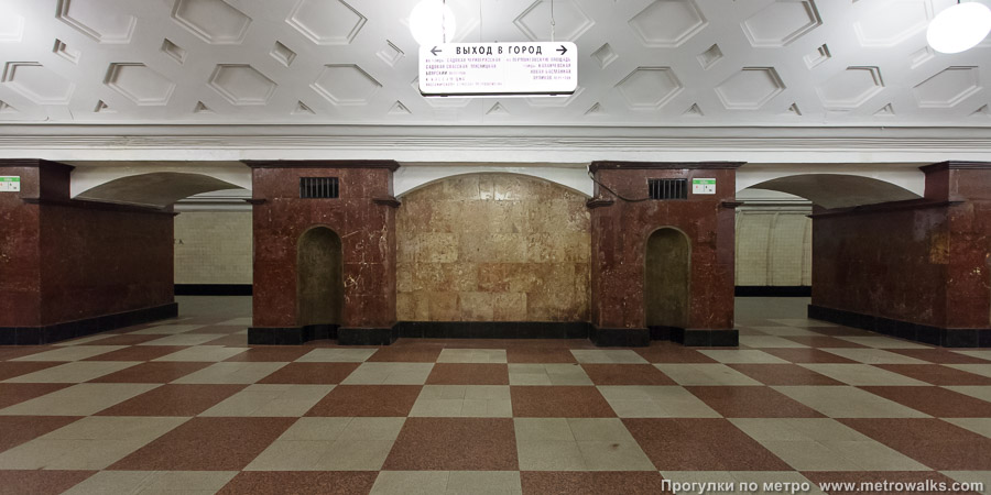Станция Красные ворота (Сокольническая линия, Москва). Центральный зал, вид поперёк — пилоны.