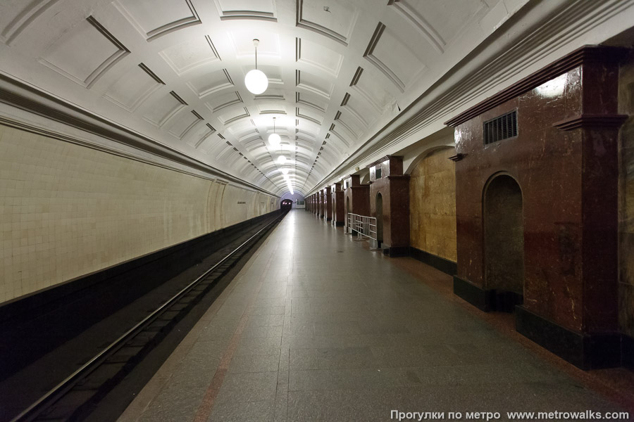 Станция Красные Ворота (Сокольническая линия, Москва). Боковой зал станции и посадочная платформа, общий вид.