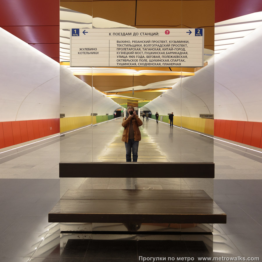 Станция Лермонтовский проспект (Таганско-Краснопресненская линия, Москва). Скамейки, совмещённые с указателями. Скамейки оборудованы зеркалами.
