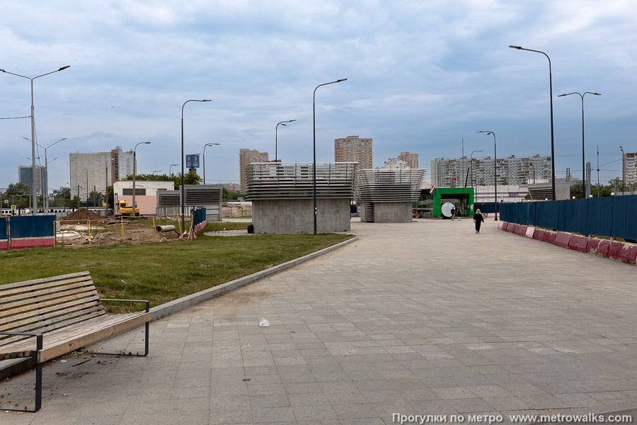 Станция Лианозово (Люблинско-Дмитровская линия, Москва). Общий вид окрестностей станции. Северный выход — рядом с реконструированной платформой МЦД (работы ещё не завершены через 2 года после открытия станции).