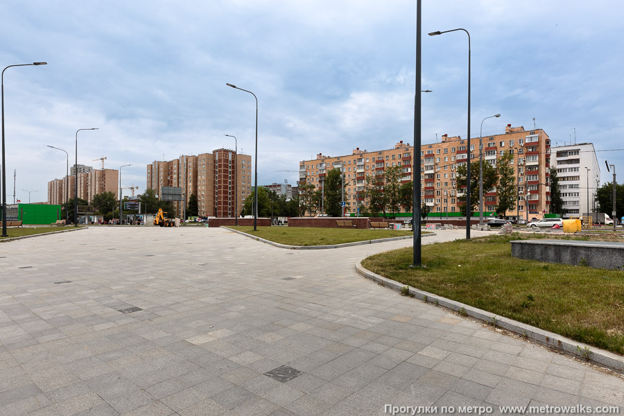 Станция Лианозово (Люблинско-Дмитровская линия, Москва). Общий вид окрестностей станции. Южный вход — ближайший к жилым кварталам.