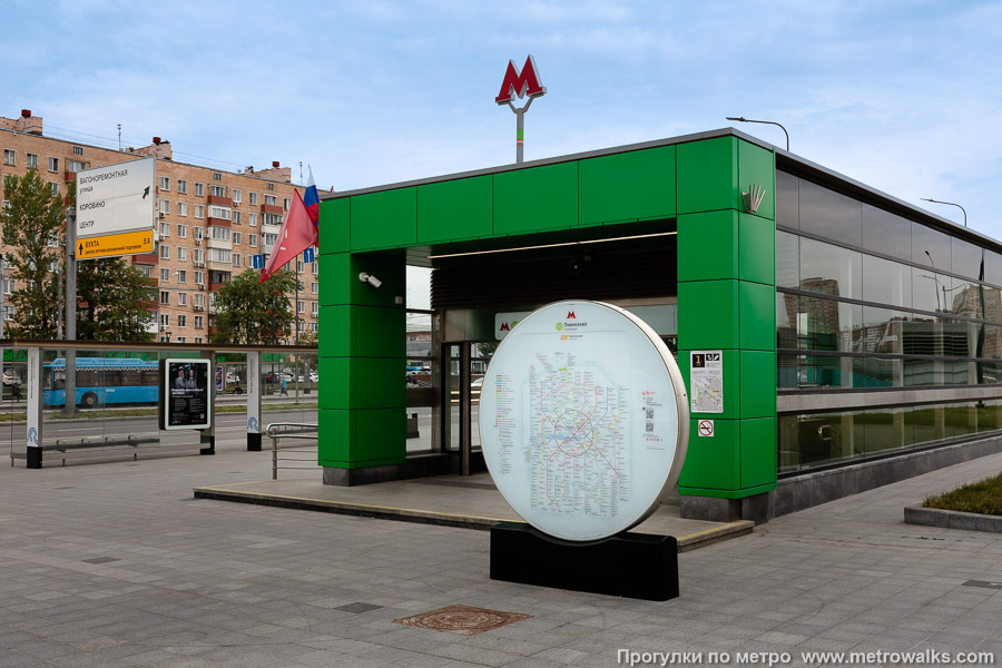 Станция Лианозово (Люблинско-Дмитровская линия, Москва). Вход на станцию осуществляется через подземный переход. Южный вход.