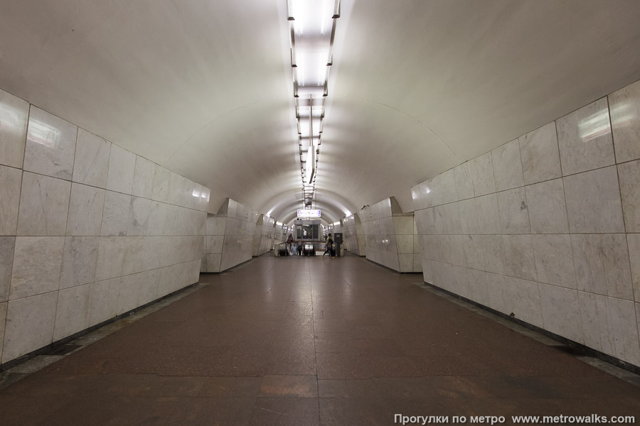 Станция Лубянка (Сокольническая линия, Москва). Продольный вид центрального зала.