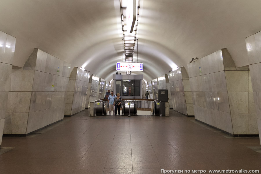 Станция Лубянка (Сокольническая линия, Москва). Посередине центрального зала — переход на станцию Кузнецкий Мост Таганско-Краснопресненской линии.