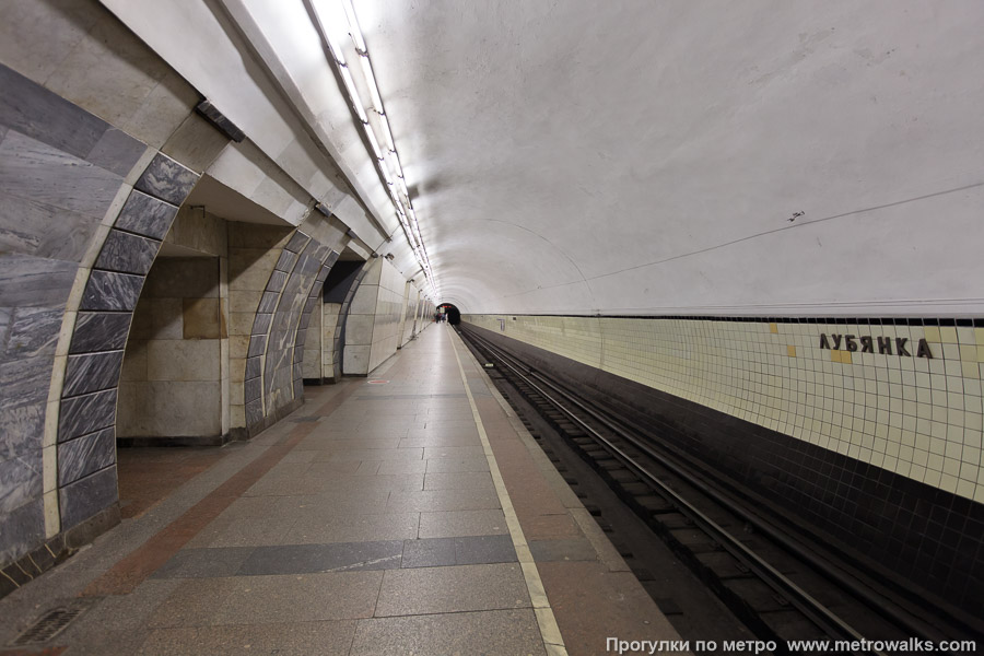 Станция Лубянка (Сокольническая линия, Москва). Боковой зал станции и посадочная платформа, общий вид. Старая часть станции.