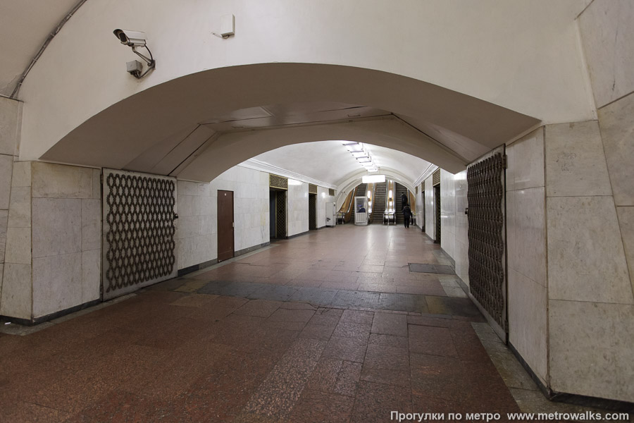 Станция Лубянка (Сокольническая линия, Москва). Аванзал у выхода в город. Старая часть станции.