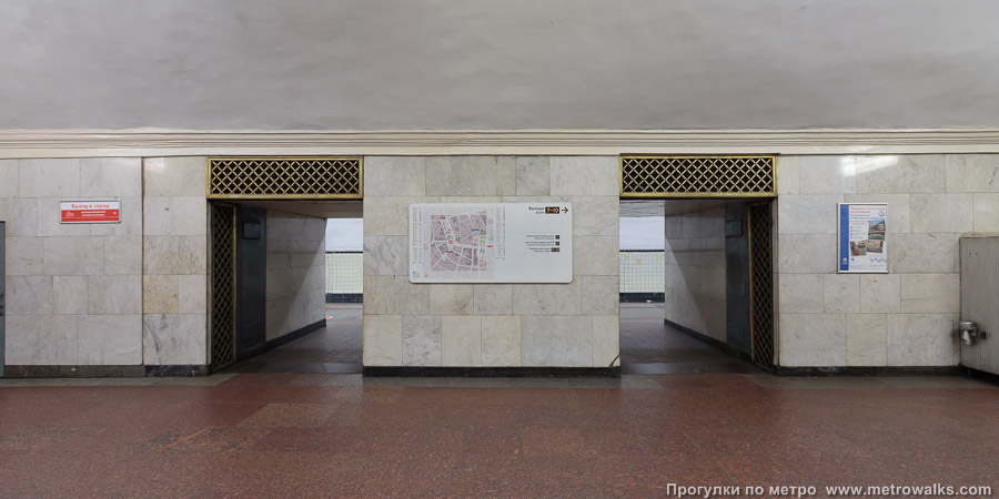 Станция Лубянка (Сокольническая линия, Москва). Поперечный вид, проходы между пилонами из центрального зала на платформу. Старая часть станции.