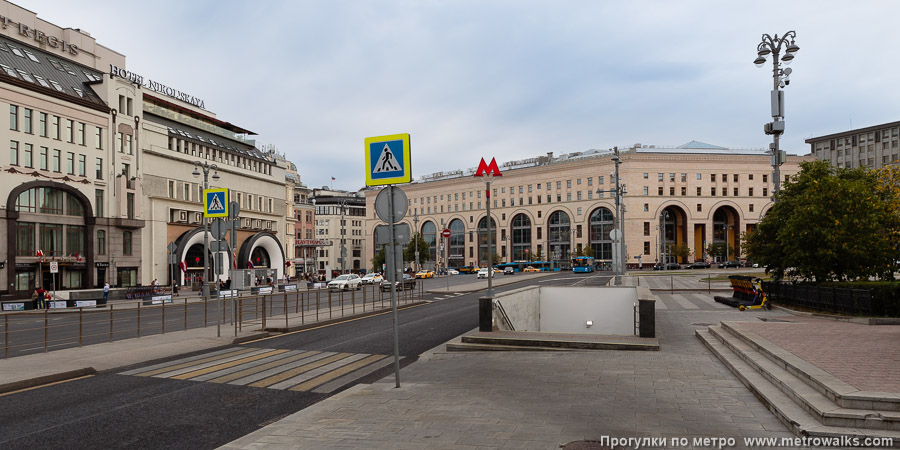 Станция Лубянка (Сокольническая линия, Москва). Общий вид окрестностей станции. Лубянская площадь, вид с юго-востока на северо-запад.