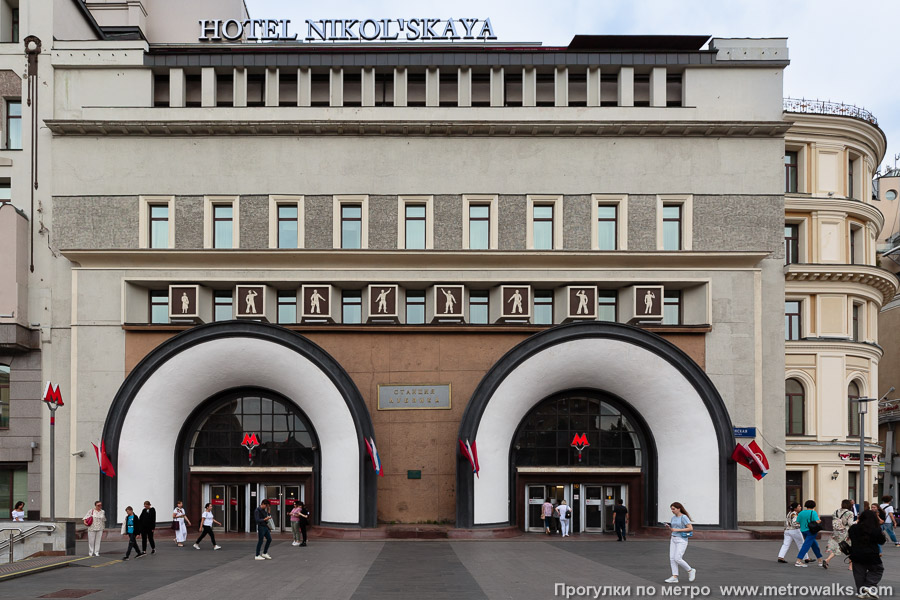 Станция Лубянка (Сокольническая линия, Москва). Наземный вестибюль станции встроен в здание. Это бывший исторический квартал Калязинского подворья.