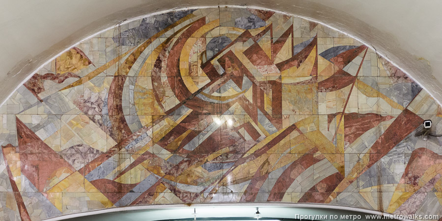 Станция Марксистская (Калининская линия, Москва). Украшение над выходом со станции.