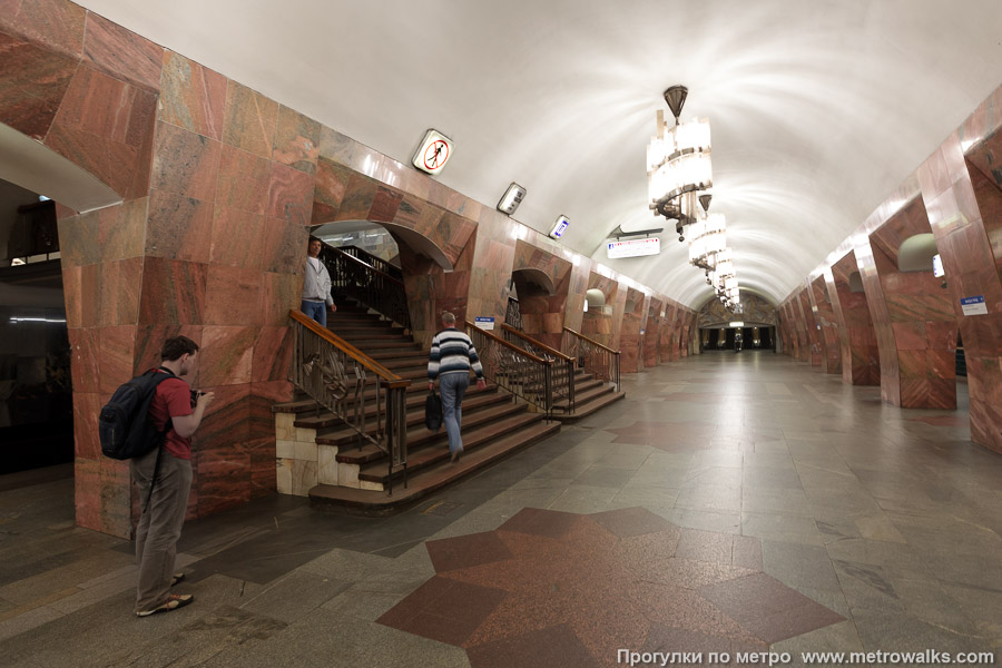 Станция Марксистская (Калининская линия, Москва). В центре зала — переход на станцию Таганскую Кольцевой линии.