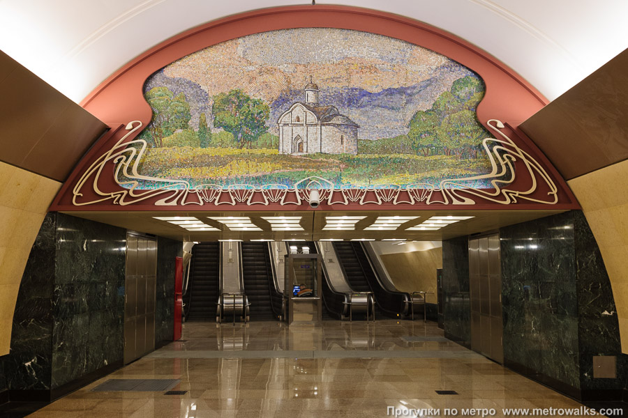 Станция Марьина роща (Люблинско-Дмитровская линия, Москва). Выход в город, эскалаторы начинаются прямо с уровня платформы. Эскалаторы установлены не точно по оси станции, а с заметным отклонением влево.