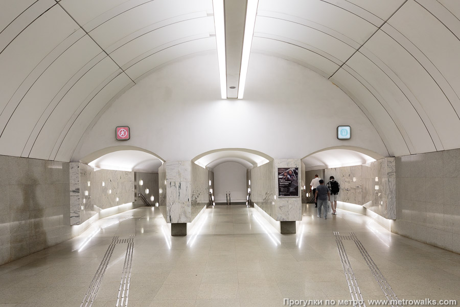 Станция Марьина Роща (Люблинско-Дмитровская линия, Москва). Эскалатор перехода не доходит до платформы БКЛ, ещё нужно спуститься по двум небольшим лестницам.