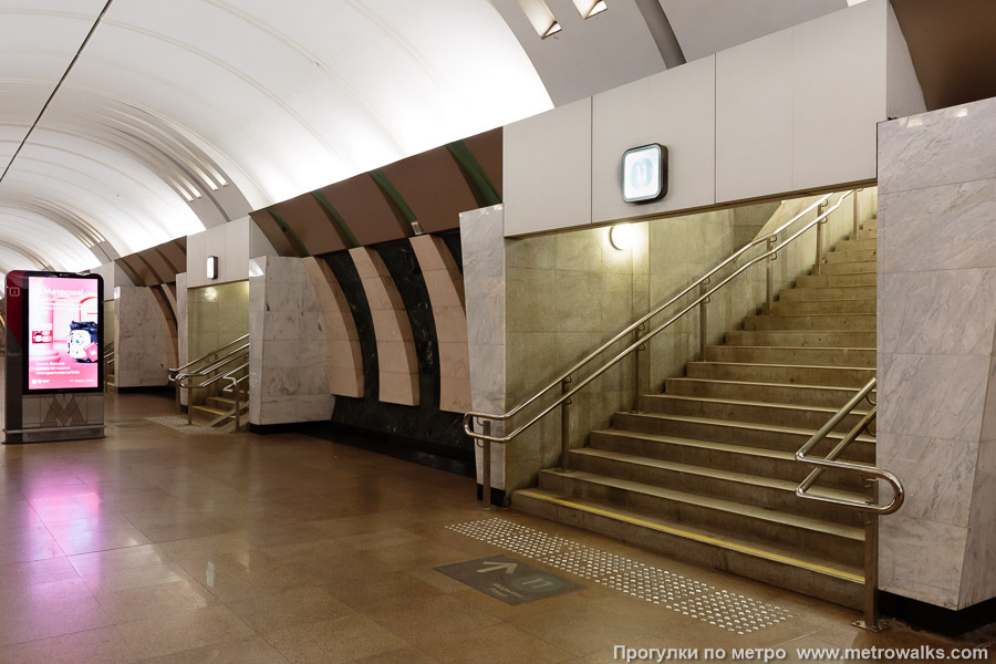 Станция Марьина Роща (Люблинско-Дмитровская линия, Москва). В центре зала — переход на одноимённую станцию Большой кольцевой линии.
