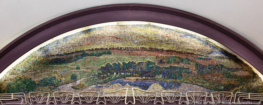 Станция Марьина Роща (Люблинско-Дмитровская линия, Москва). Украшение над спуском на станцию. У эскалаторов северного выхода.
