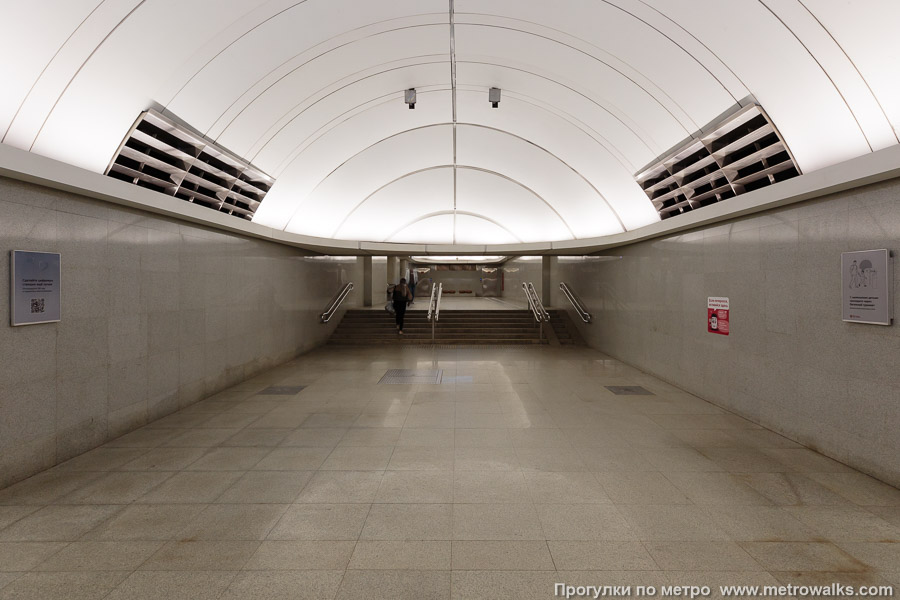 Станция Марьина Роща (Большая кольцевая линия, Москва). В западном торце, противоположном от выхода — переход на одноимённую станцию Люблинско-Дмитровской линии.