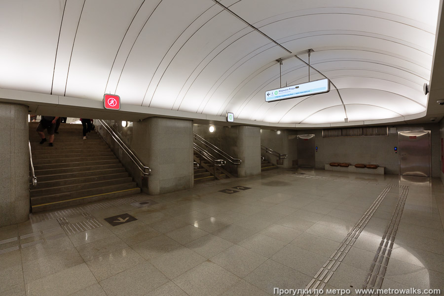 Станция Марьина Роща (Большая кольцевая линия, Москва). Лестница к переходному коридору на Люблинско-Дмитровскую линию.