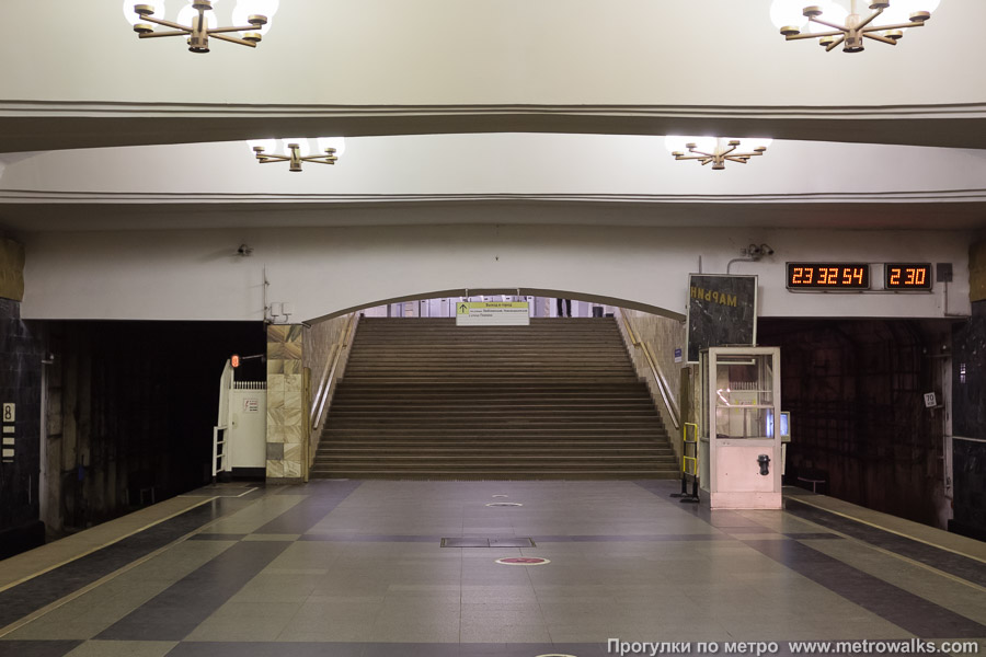 Станция Марьино (Люблинско-Дмитровская линия, Москва). Выход в город осуществляется по лестнице.