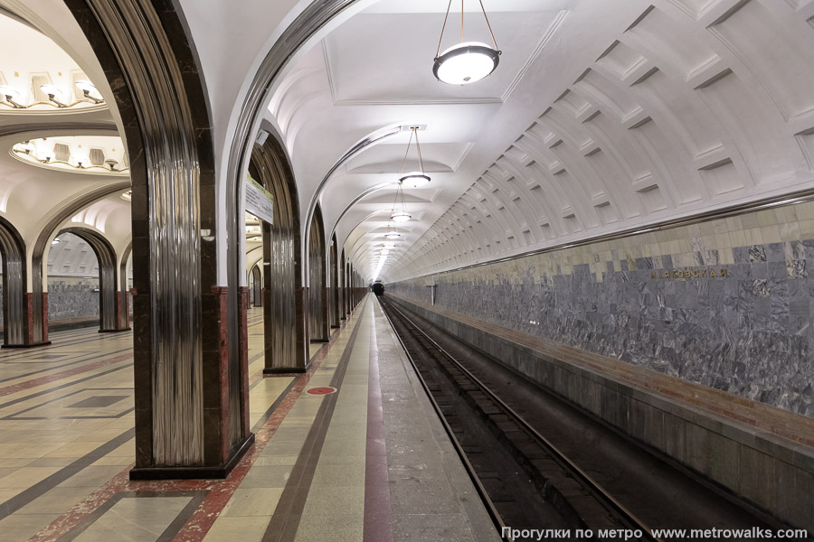 Станция Маяковская (Замоскворецкая линия, Москва). Боковой зал станции и посадочная платформа, общий вид.