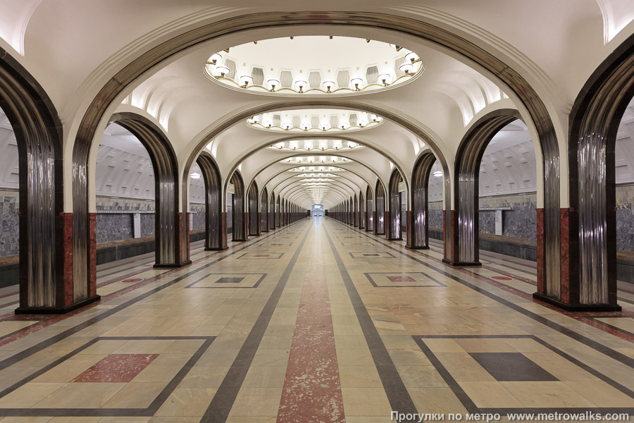 Станция Маяковская (Замоскворецкая линия, Москва). Продольный вид центрального зала.