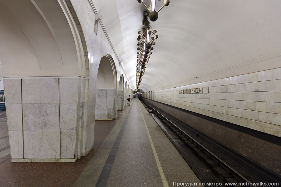 Станция Менделеевская (Серпуховско-Тимирязевская линия, Москва). Боковой зал станции и посадочная платформа, общий вид.