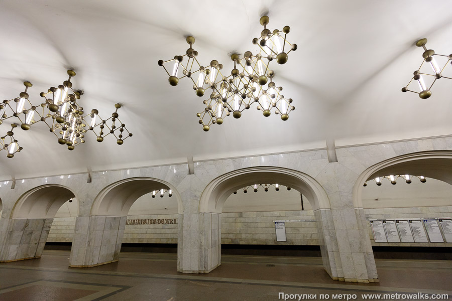 Станция Менделеевская (Серпуховско-Тимирязевская линия, Москва). Взгляд наверх. Светильники выполнены в виде сложных органических молекул.